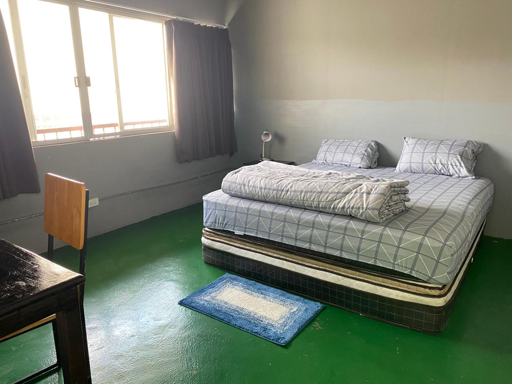 Love Cnx Guesthouse Chiang Mai Bagian luar foto
