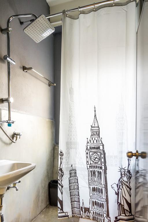 Love Cnx Guesthouse Chiang Mai Bagian luar foto