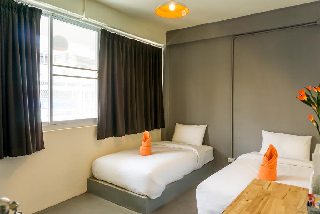 Love Cnx Guesthouse Chiang Mai Bagian luar foto