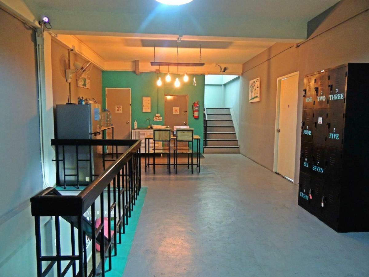 Love Cnx Guesthouse Chiang Mai Bagian luar foto