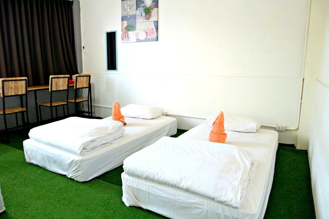 Love Cnx Guesthouse Chiang Mai Bagian luar foto