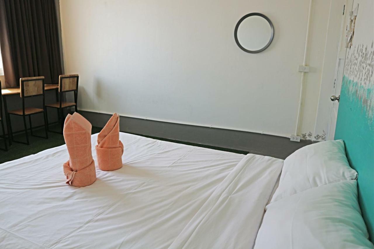 Love Cnx Guesthouse Chiang Mai Bagian luar foto