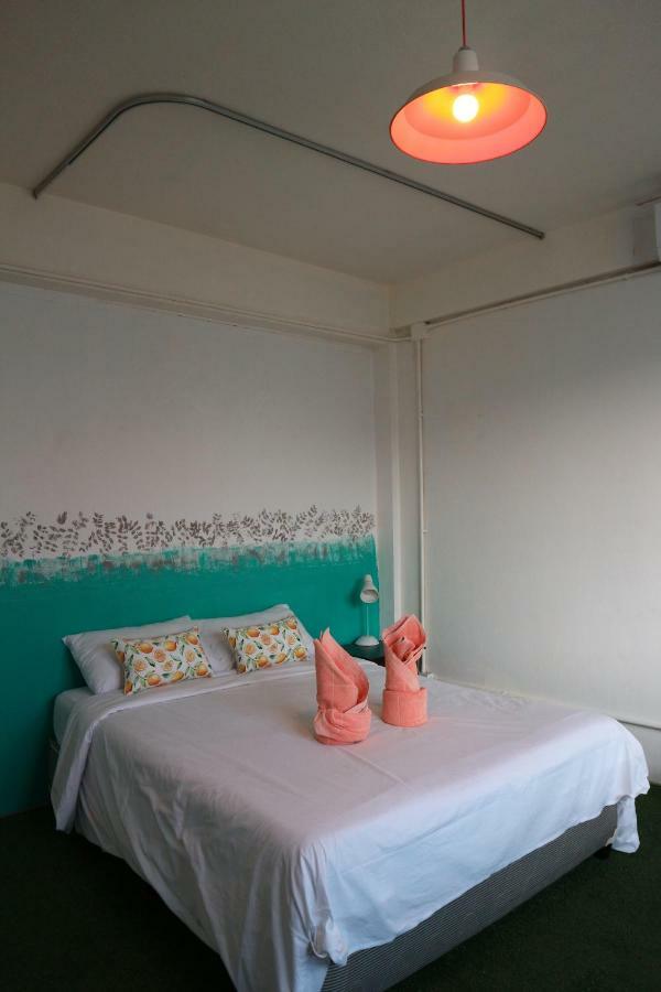 Love Cnx Guesthouse Chiang Mai Bagian luar foto